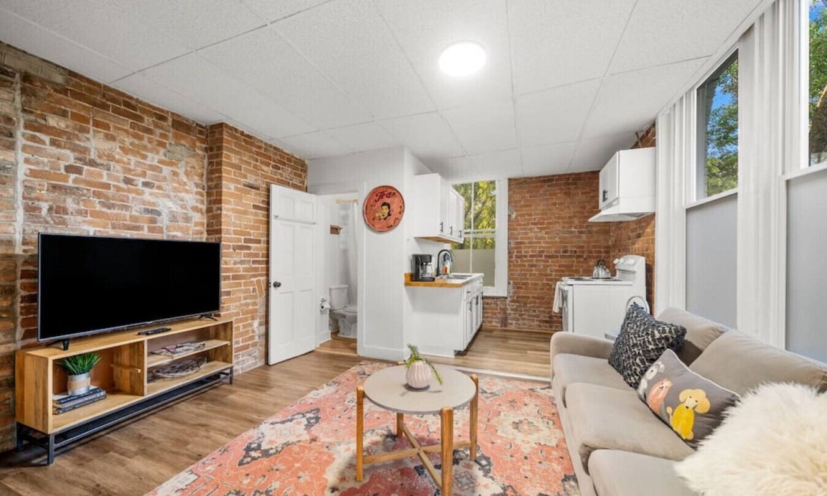 Mount Auburn Apartment | Cozy Studio with Parking | Near UC, Zoo, Downtown