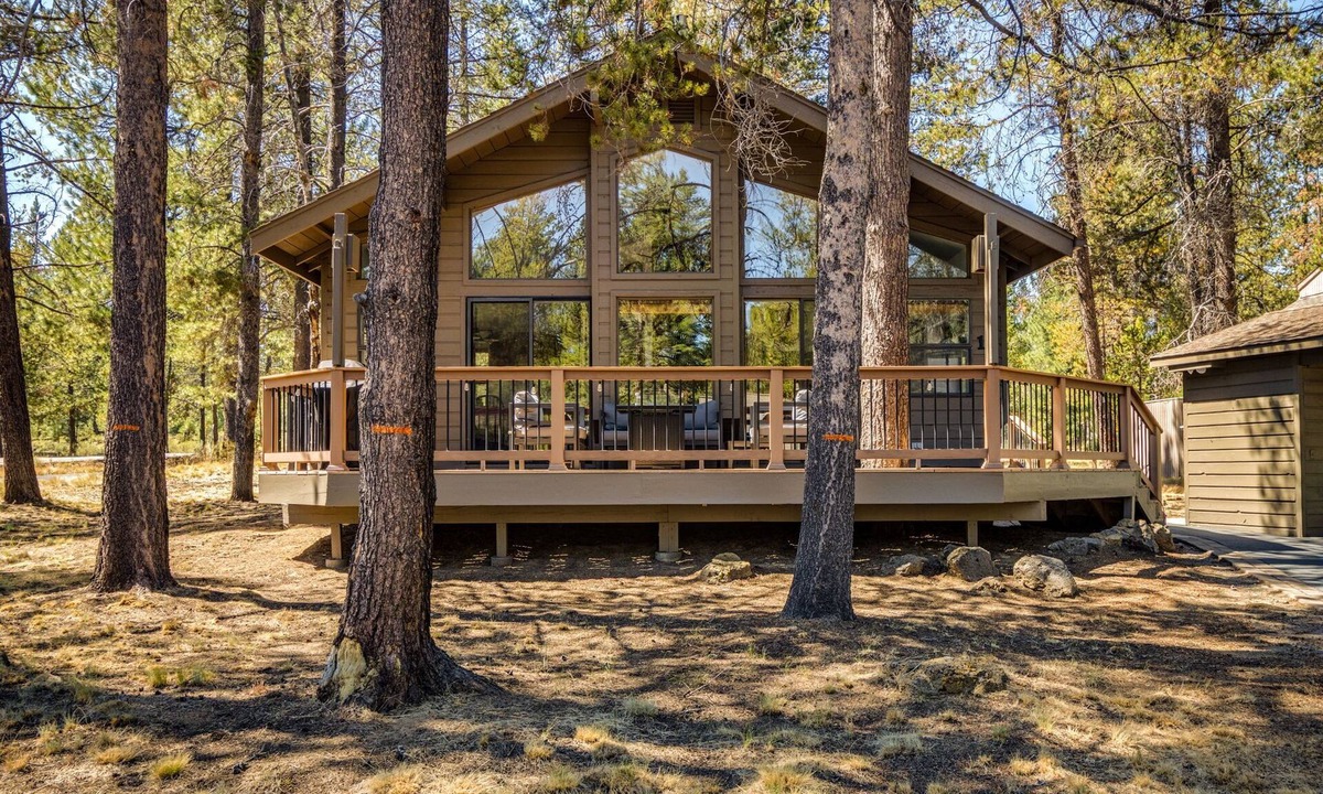 Deer Park House | Cozy Sunriver Gateway: Beautiful Windows, Deck, Games + SHARC