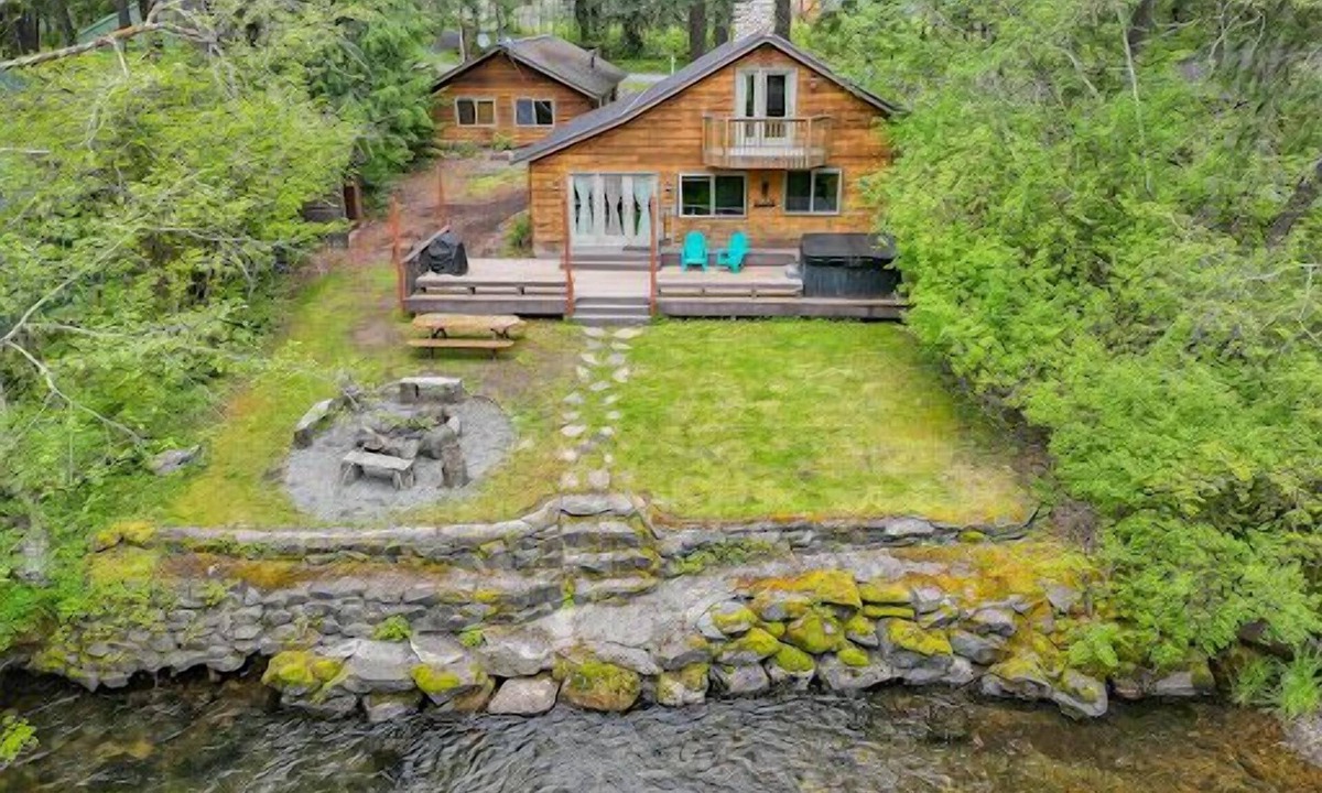 Paradise Estates Cabin | Creekside Cabin @ Mt. Rainier with Hot Tub and Game Room