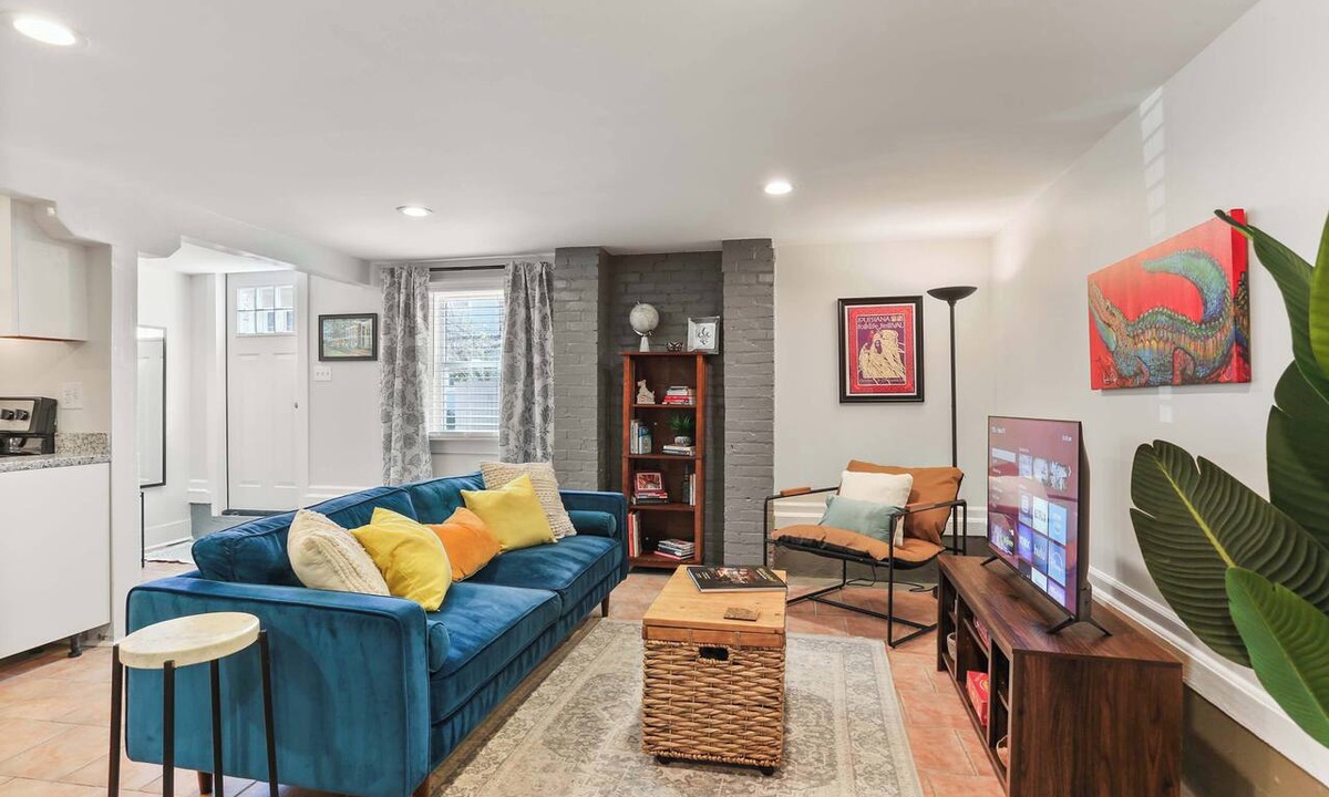 Leonidas Apartment | Cute 2 Bedroom Close to Streetcar & Restaurants
