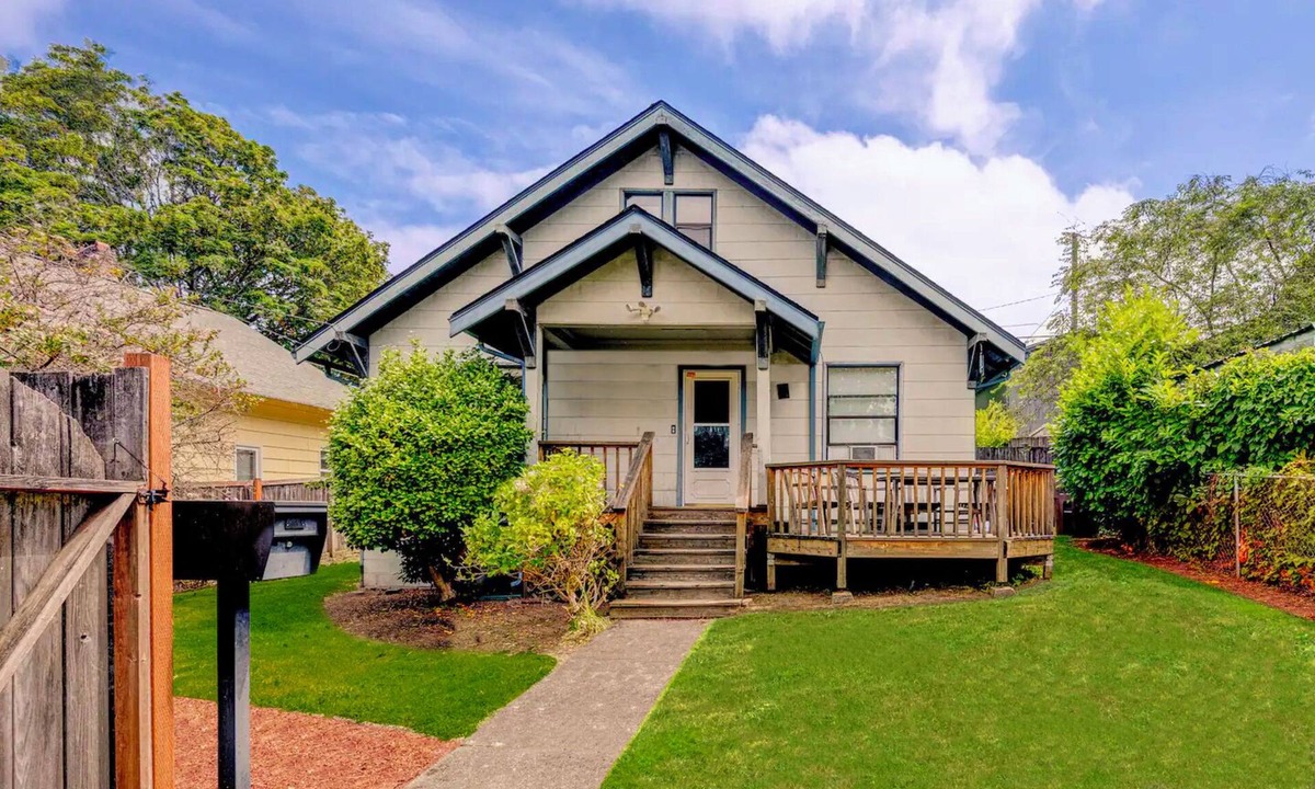 West End Apartment | Cute as Hell! 2-bedroom building in adorable North Tacoma with cool AC comfort!