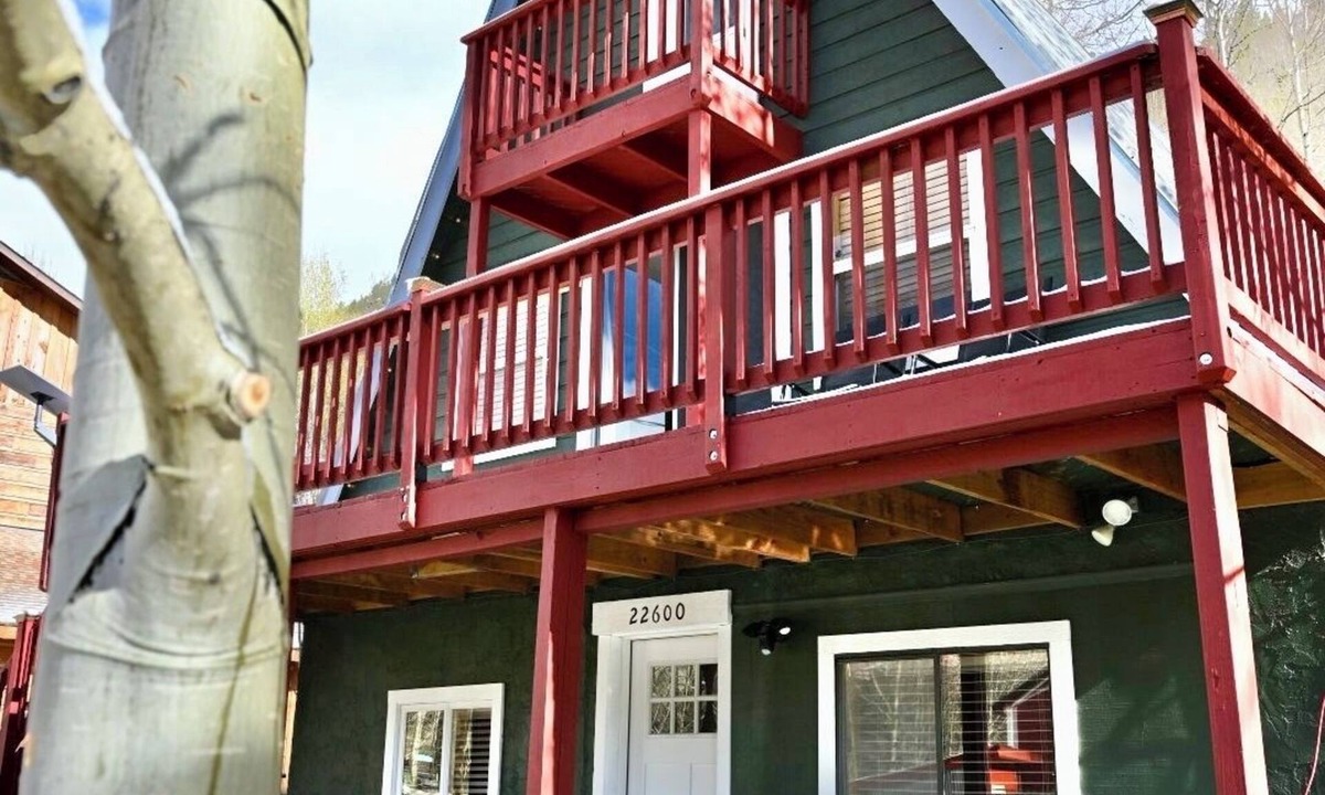 Garfield Ski Chalet | Delightful 3-bedroom chalet in charming Salida perfect for getaway