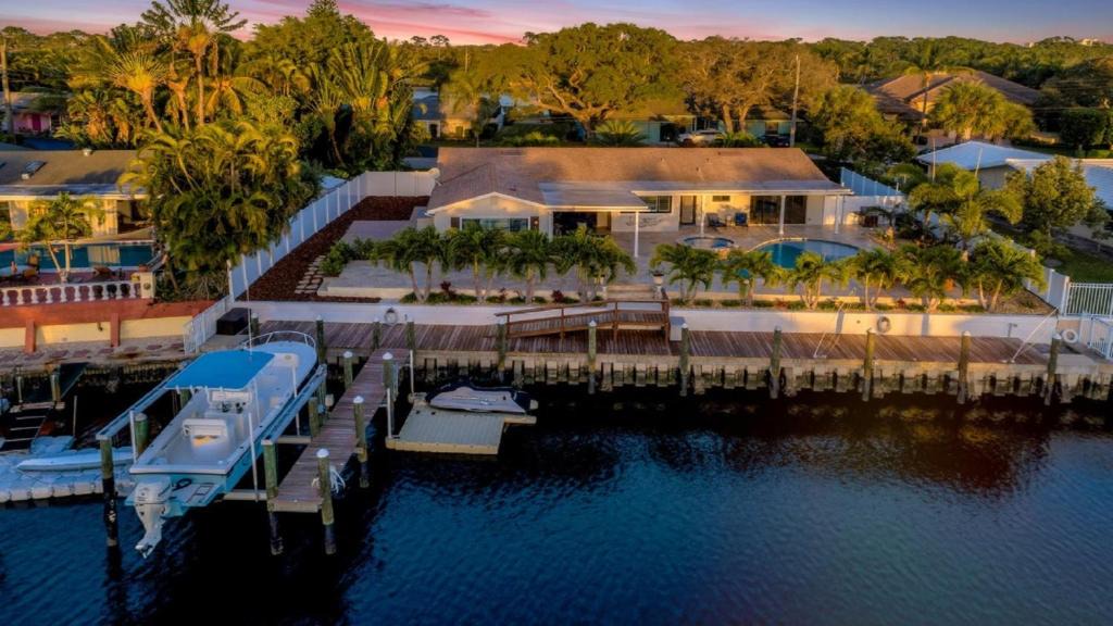 Palm Beach Gardens Villa | Deluxe Jupiter Inlet Access Waterfront Pool Home!
