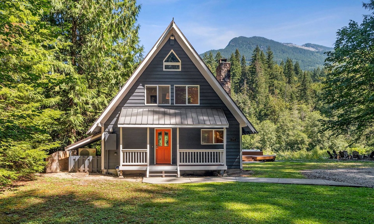 Skykomish Cabin | Diamond on the Sky: Riverfront mountain lodge w/views, AC & WiFi
