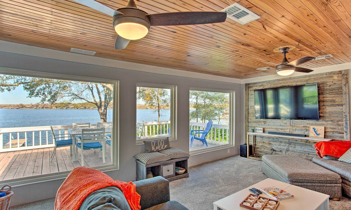 Enchanted Oaks House | Dock & Fire Pit: Lakefront Cedar Creek Home!