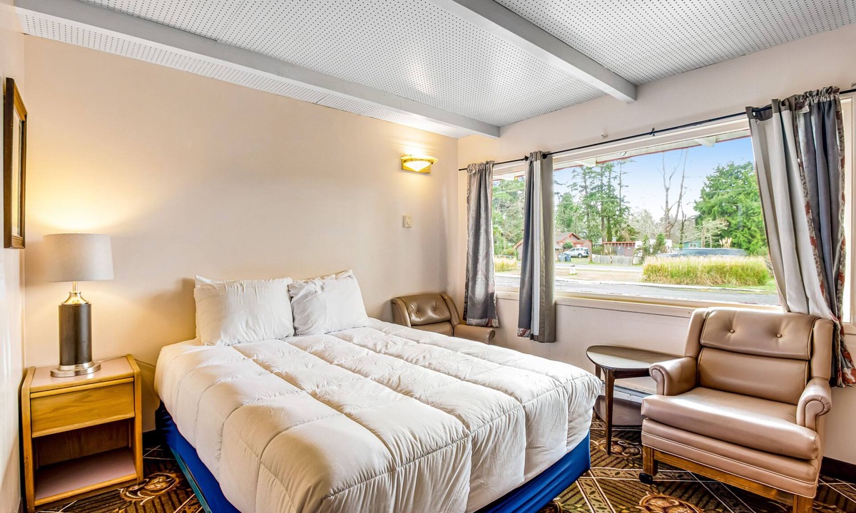 Westport House | Dog-friendly corner room with a kitchenette, fast WiFi, & fish cleaning station