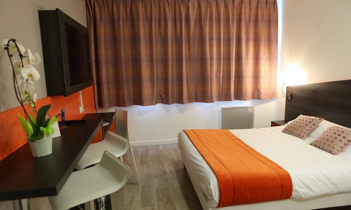 Chevilly-Larue Hotel | Double Studio Close to Tramway, Shopping Centers and Paris Sightseeing