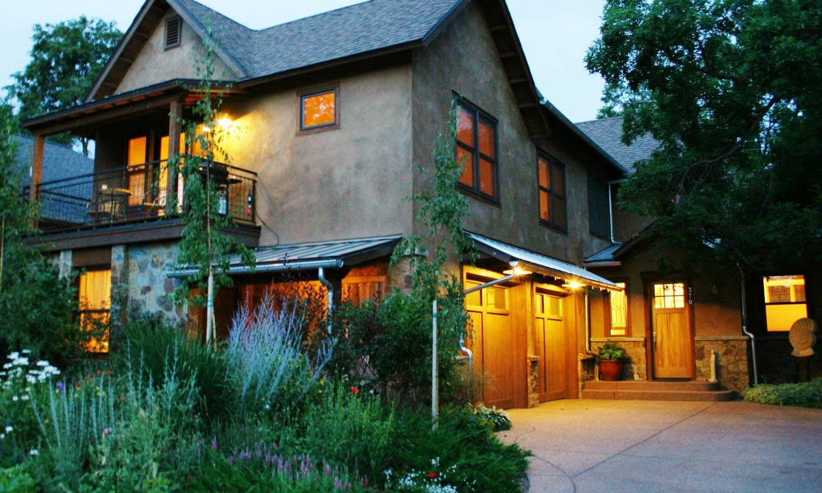 Carbondale Apartment | Downtown Carbondale - Walk in and Feel at Home