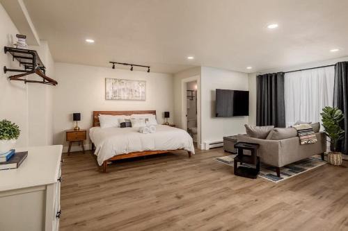 Downtown Anchorage Apartment | Downtown city studio - King bed