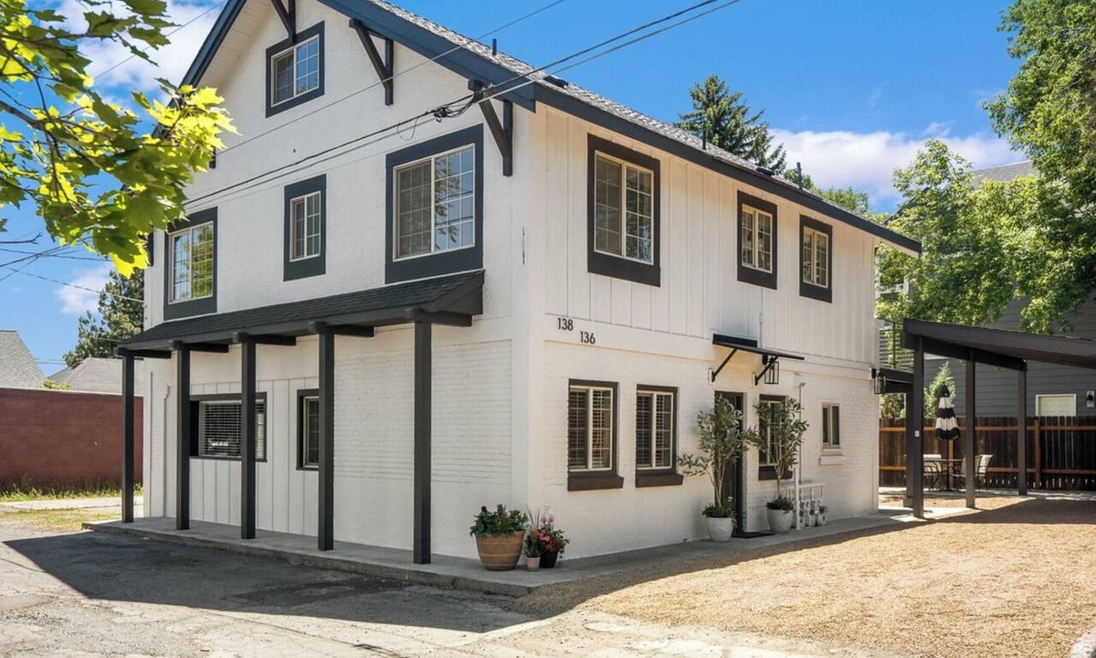 Bend House | Downtown Villa with Private Spa