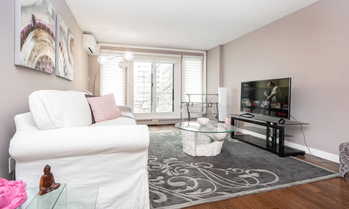 Fort Gary Apartment | Elegantly Designed 2 Bedroom Condo (Parking)