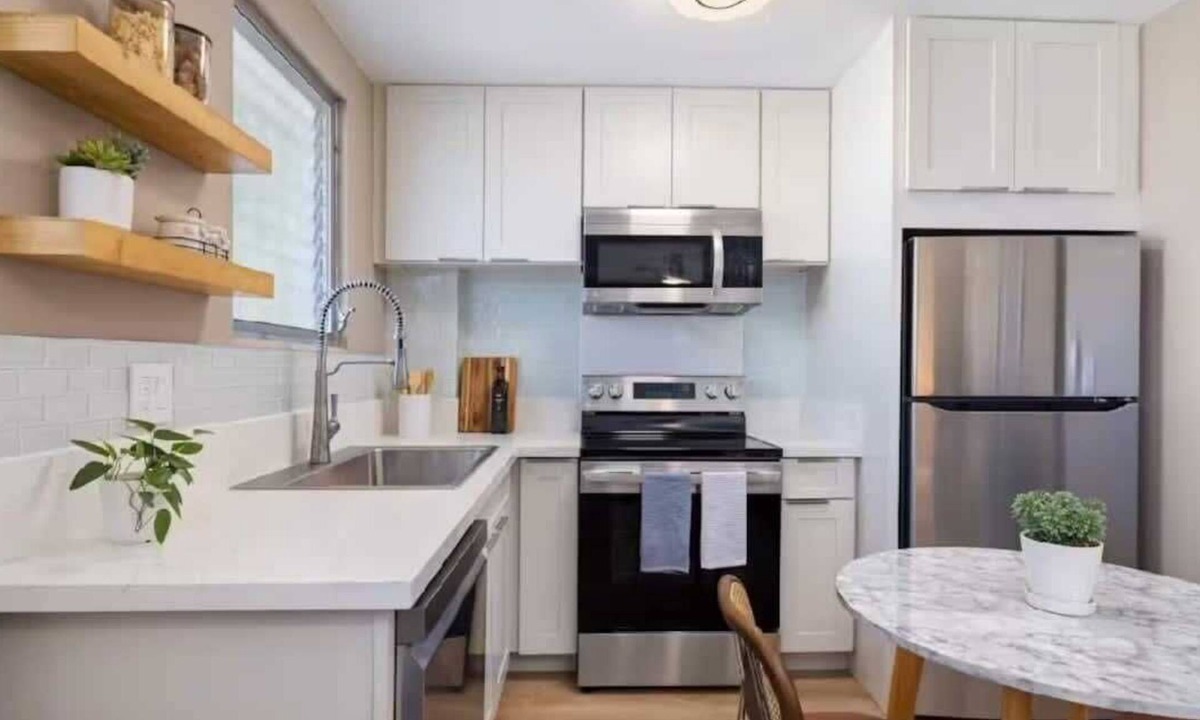McCully - Moiliili Apartment | Elevated & Modern Honolulu Haven, Renovated w/AC