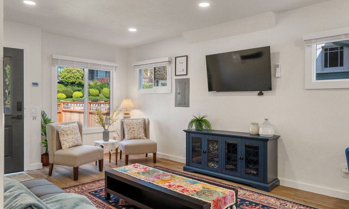 East Queen Anne Apartment | Emerald Leaf Downstairs