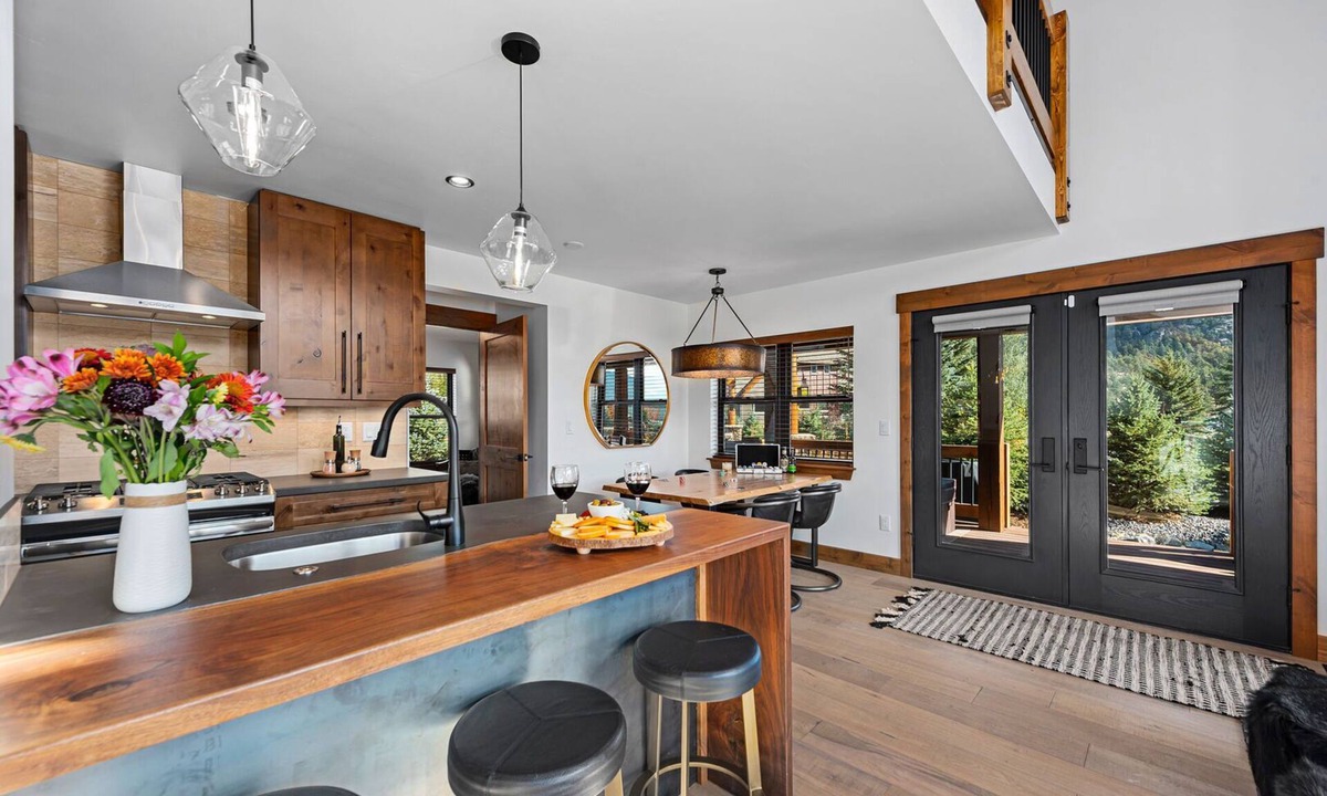 Estes Park Cabin | End Unit - EV Charger, Fireplace & Jacuzzi