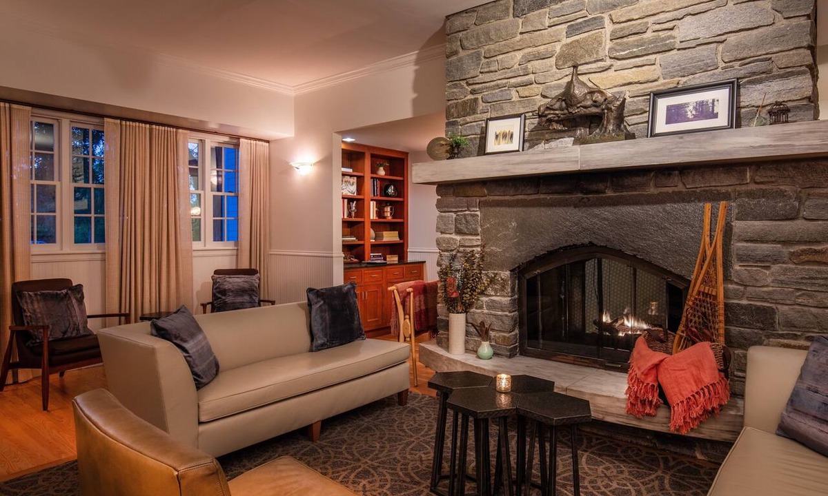Manchester Apartment | Equinox Getaway | Queen Guest Room w/Sauna & Spa