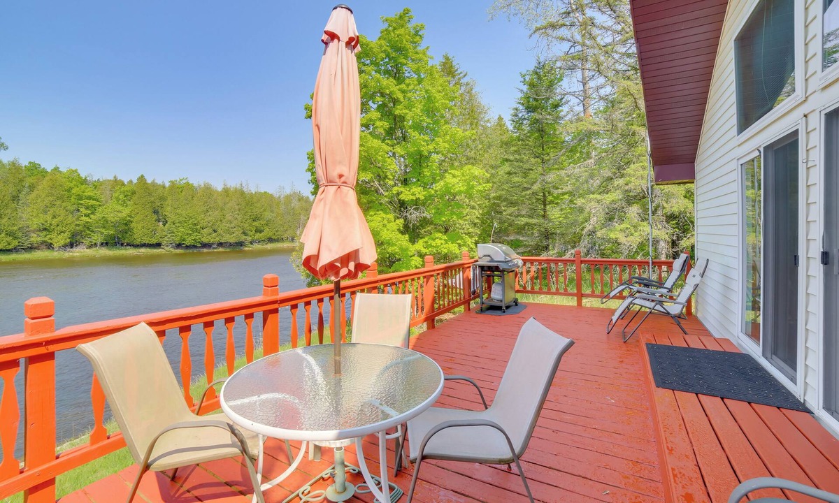 Cornell Cottage | Escanaba River Getaway: Fish, Hike & Ski!