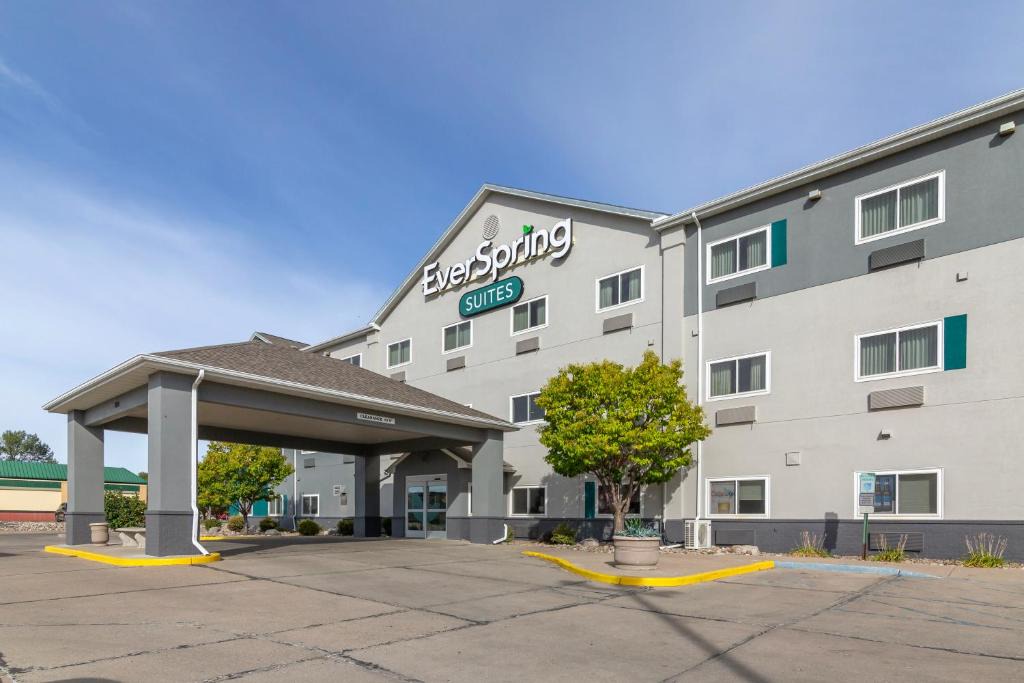 Bismarck Hotel | EverSpring Suites