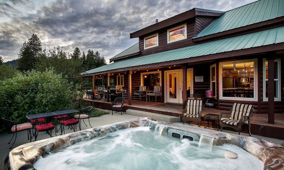 Plain Cabin | Exceptional Pet-Friendly Cabin with Panoramic Mountain Views Ideal for Star-Gazing from the Outdoor Hot-Tub by Lake Chelan, Washington
