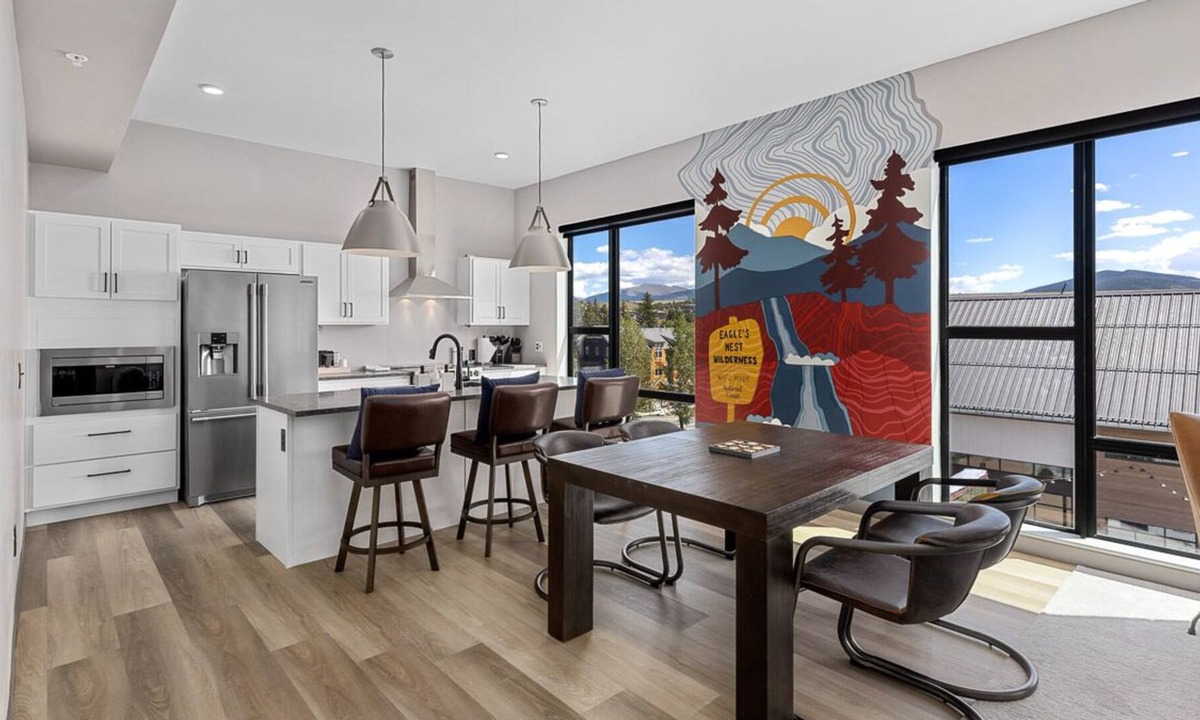 Silverthorne House | Executive suite in Downtown Silverthorne, stunning views, walk to Bluebird