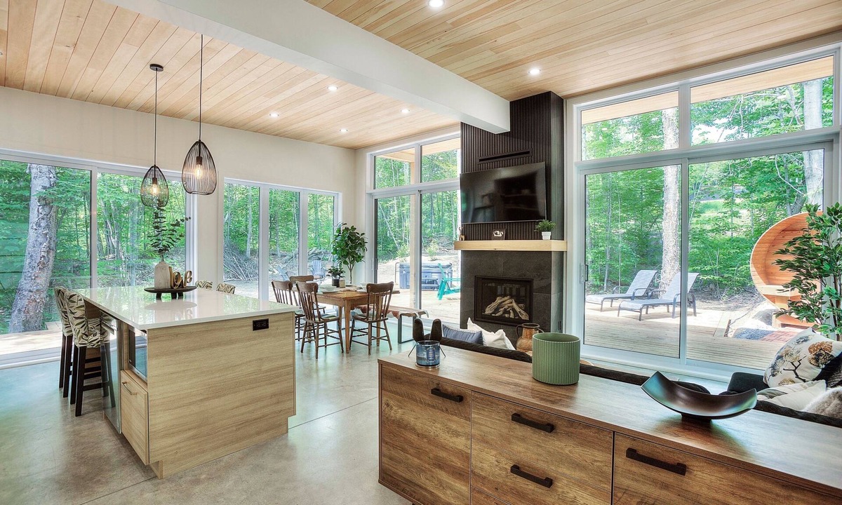 La Conception Cottage | Fall in Tremblant Jacuzzi Sauna Dogs welcome