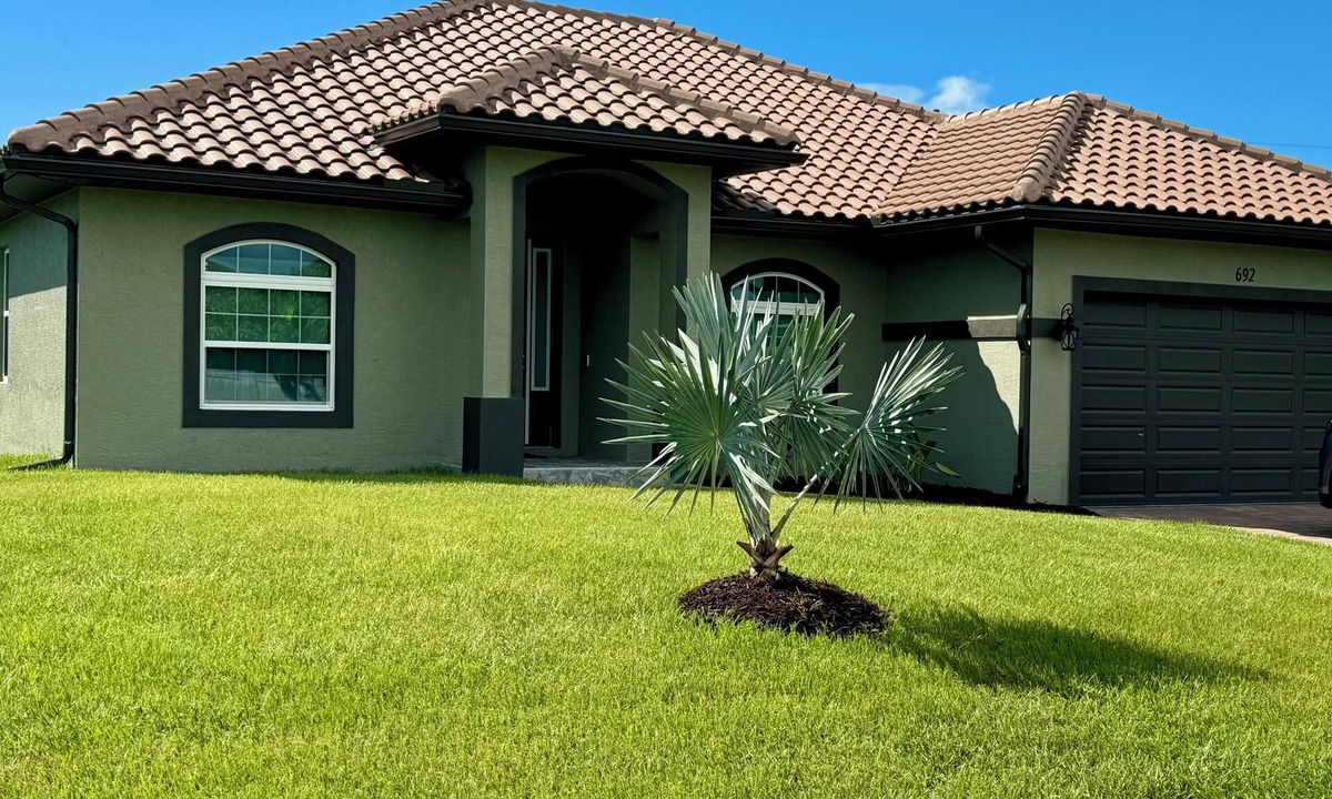 South Venice House | Family Venice Beach Retreat. Private Saltwater Screened Pool. 7min to the Beach