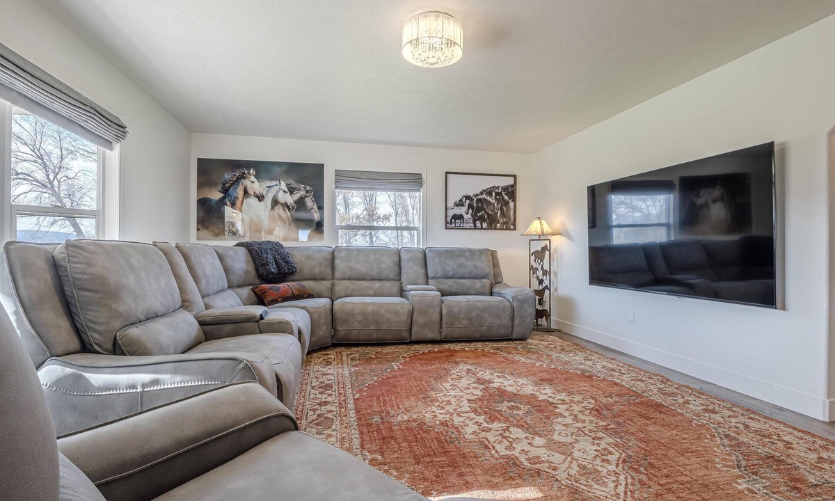 Fruita House | Farmstead III: Monument Views + 85" TV