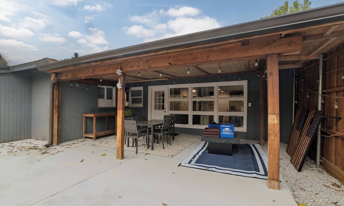 South Arlington House | Fenced Yard, Workspace, Cornhole + Life-Size Jenga