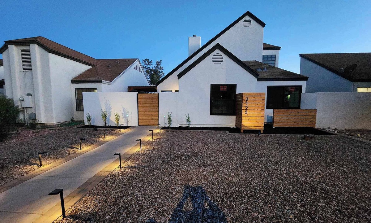 Rose Garden Place House | Firepit & Friends Modern, Intimate Backyard & More
