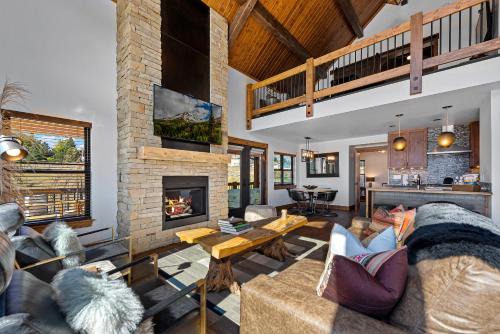 Estes Park House | Fly Rod Inn – Two Large Patios, Jacuzzi and Indoor/Outdoor Fireplace