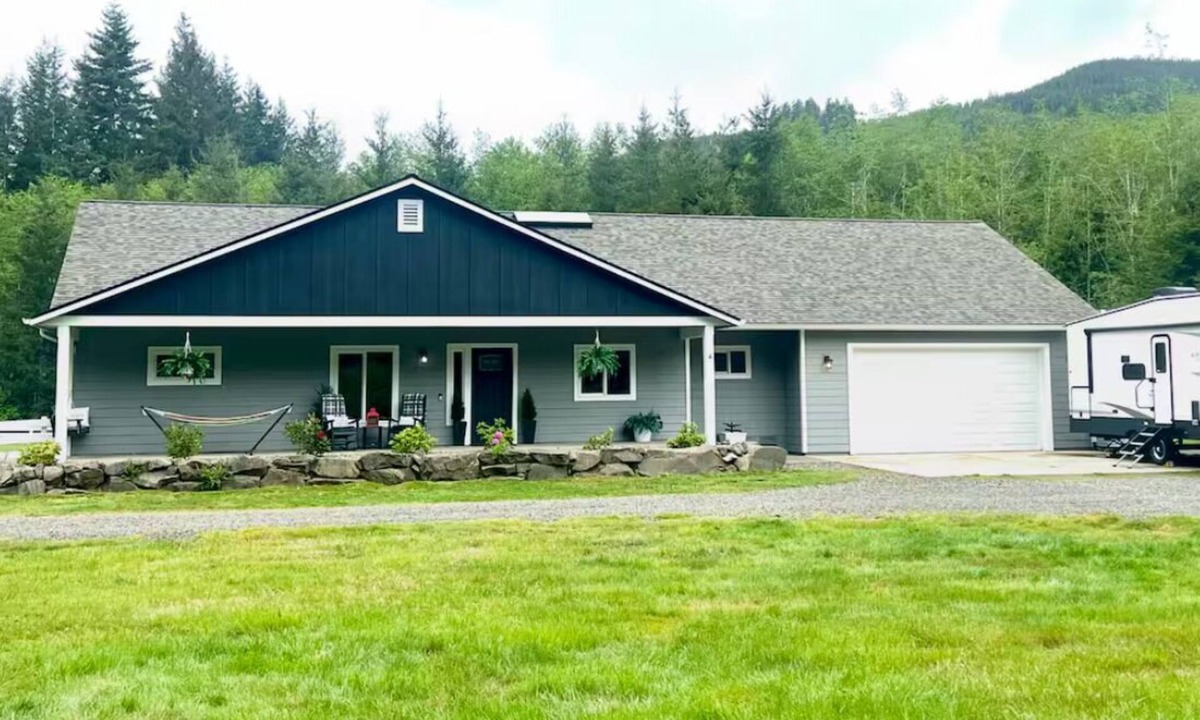 Forks House | Forks Home in the Forest Hot Tub 3 bedroom plus bonus bed/office 2.5 bath