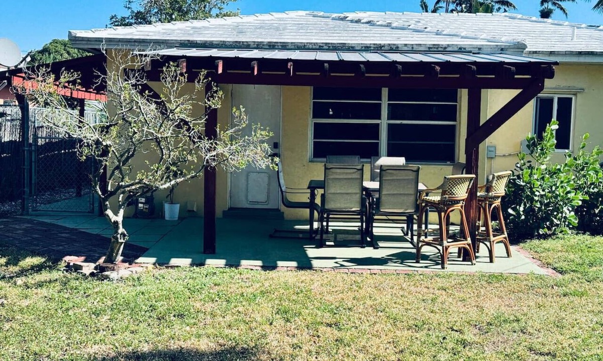Poinsettia Heights House | Fort Lauderdale Gem Private Yard and Patio