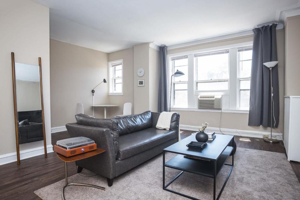 East Hyde Park Apartment | FRONTDESK Nice 1 BR Apt by Smart Museum of Art