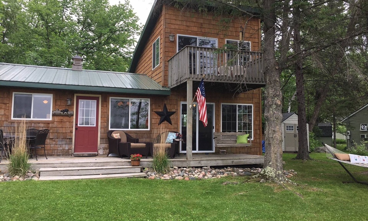 Hillman Cabin | Fun summer getaway, beach, fishing, water sports, clean lake, scrapbooking