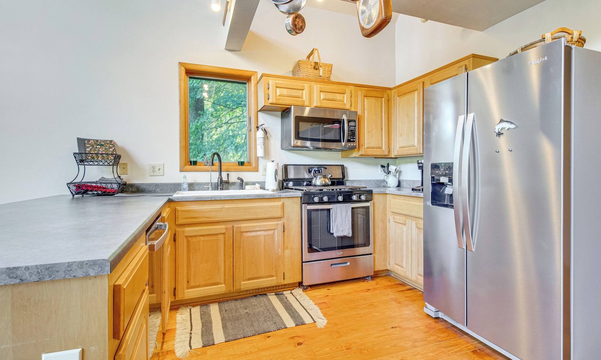 Flippin Cabin | Furnished Deck & On-Site Creek: Rae Valley Cabin