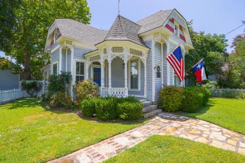 Granbury House | Granbury Home w/Fire Pit, Walk to The Square!