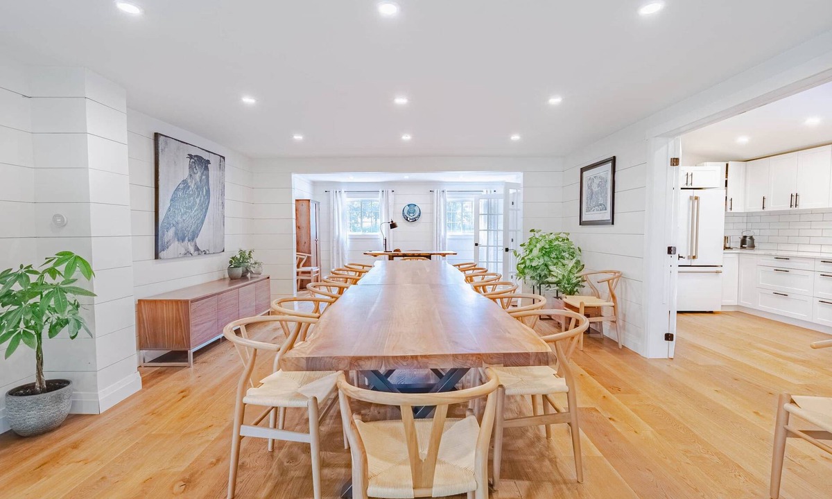 Sharbot Lake House | Grey Owl - Bright 5 Bedroom Cottage