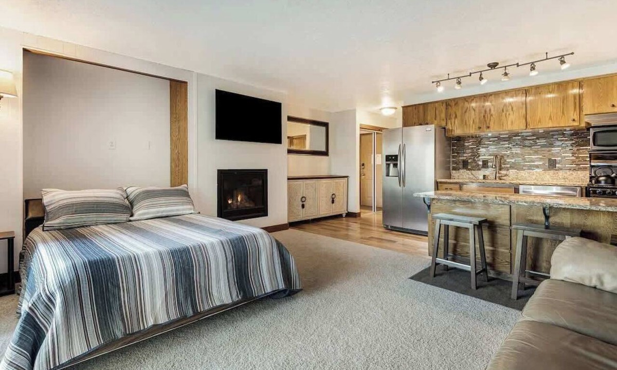 Bend Condo | Ground Floor - Riverfront Studio