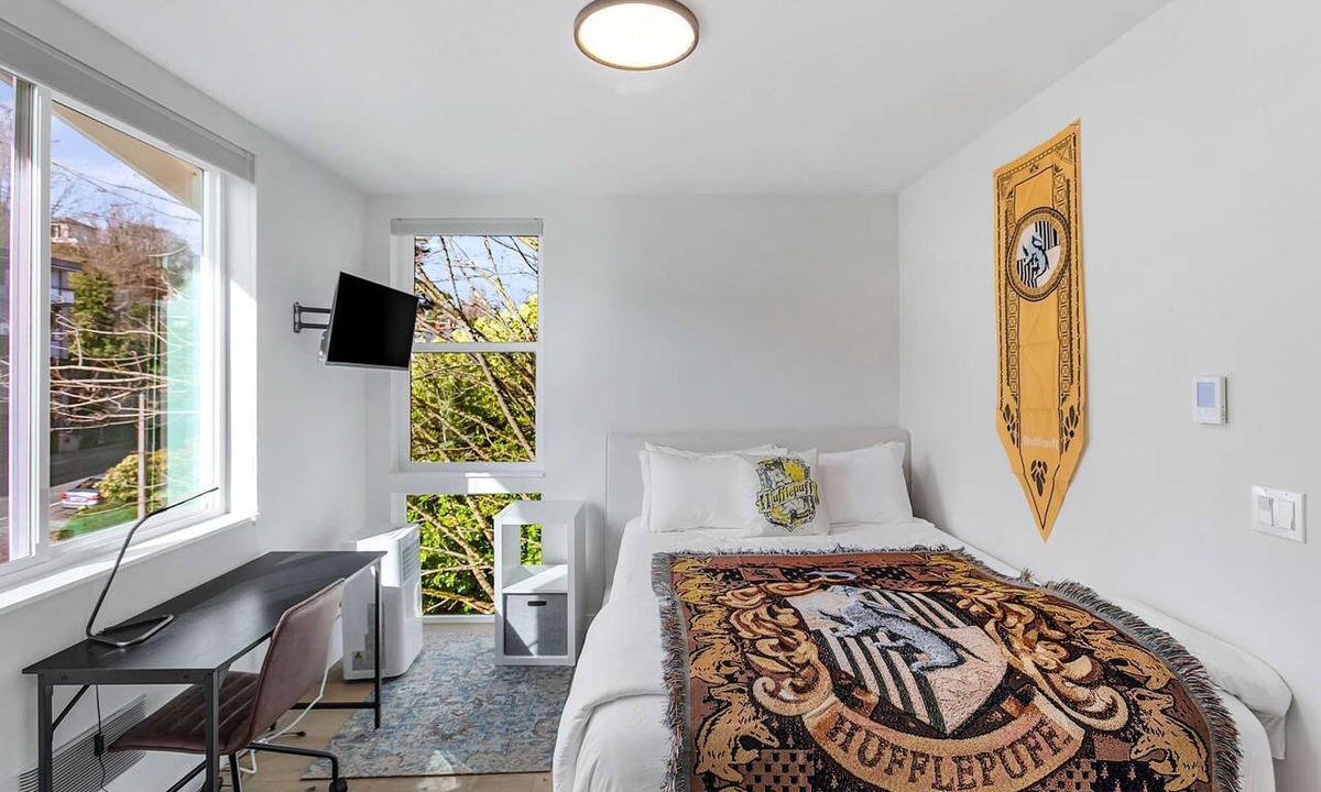 East Queen Anne Apartment | Gryffindor's Braveheart Sweet Suite