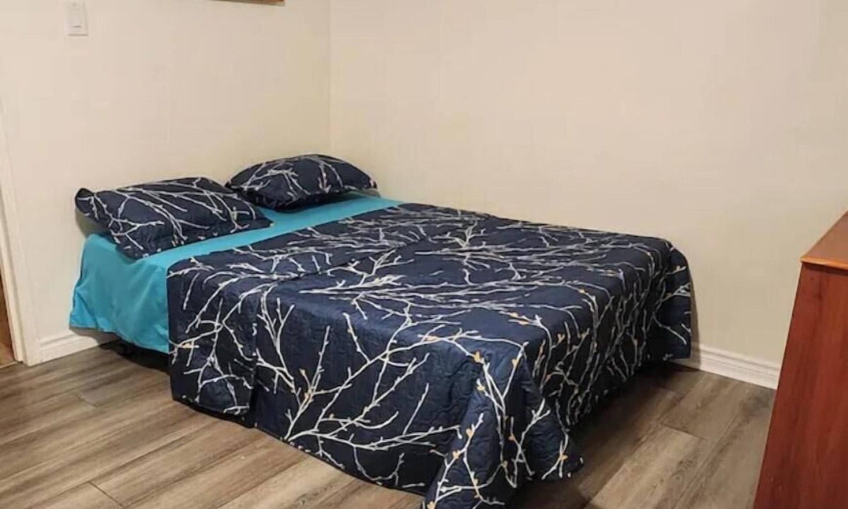 Brampton Apartment | Guest suite with great confort