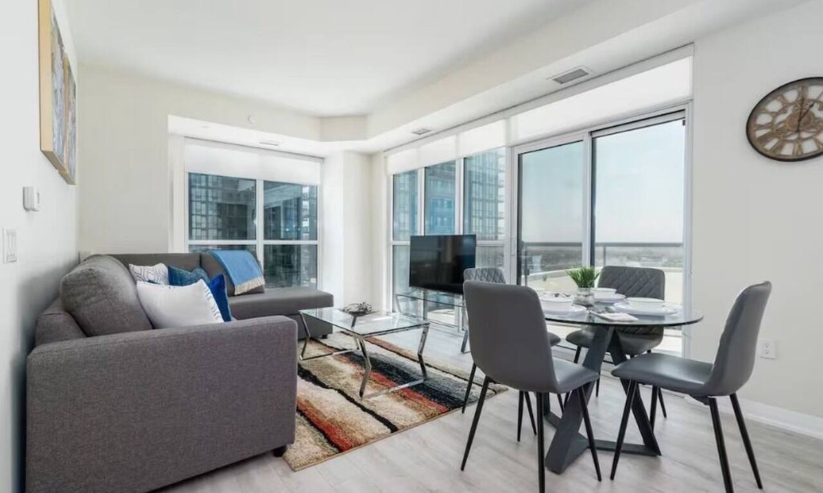 Downtown Toronto Apartment | Harbourfront 2BR Toronto Suite Near Union Station