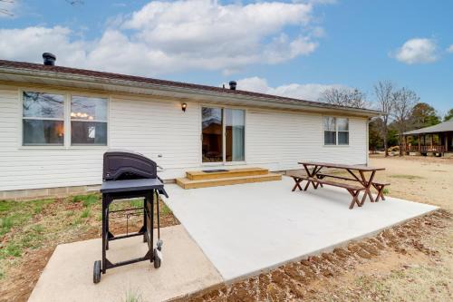 Henderson House | Henderson Home w/Patio: 1 Mi to Norfork Lake