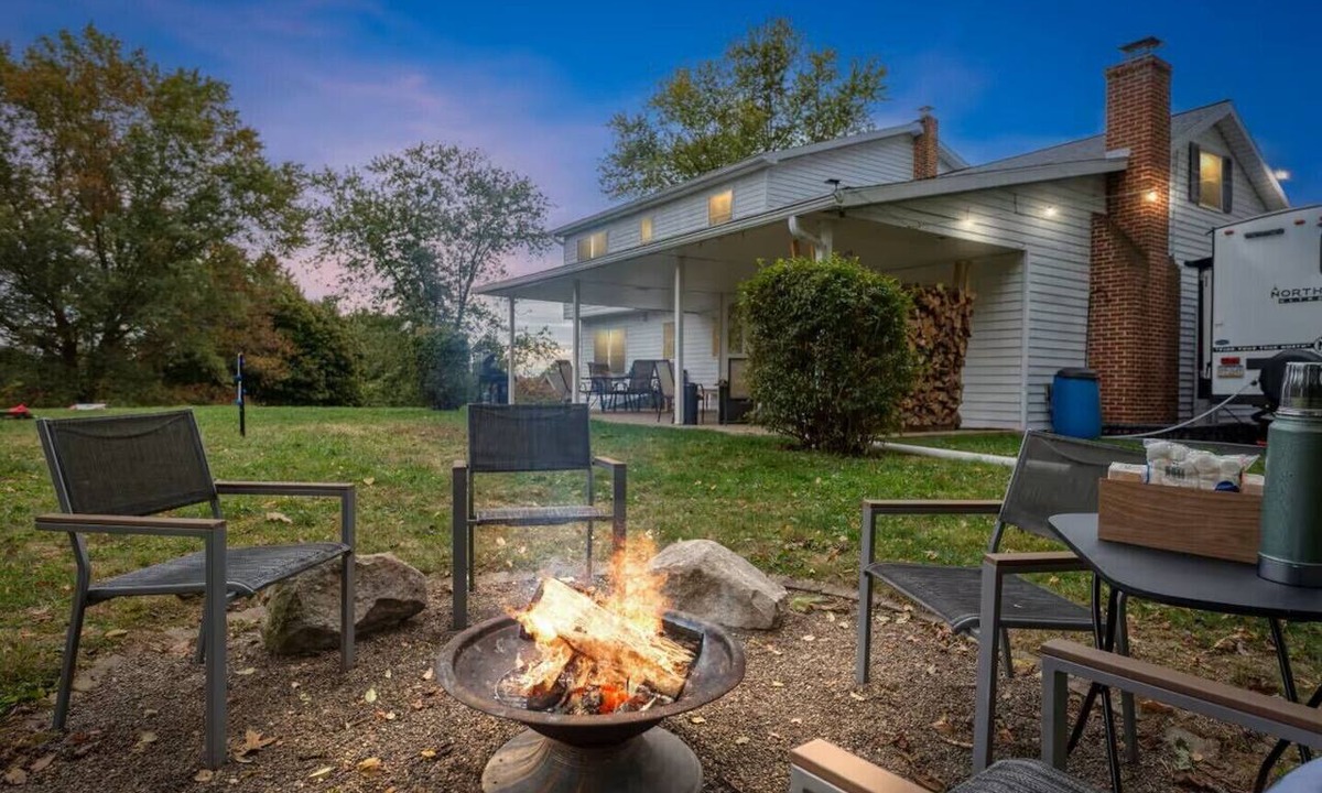 Grantville House | Hershey Park Getaway for 16+ Guests, Fire Pits, Large Yard and EV Charging