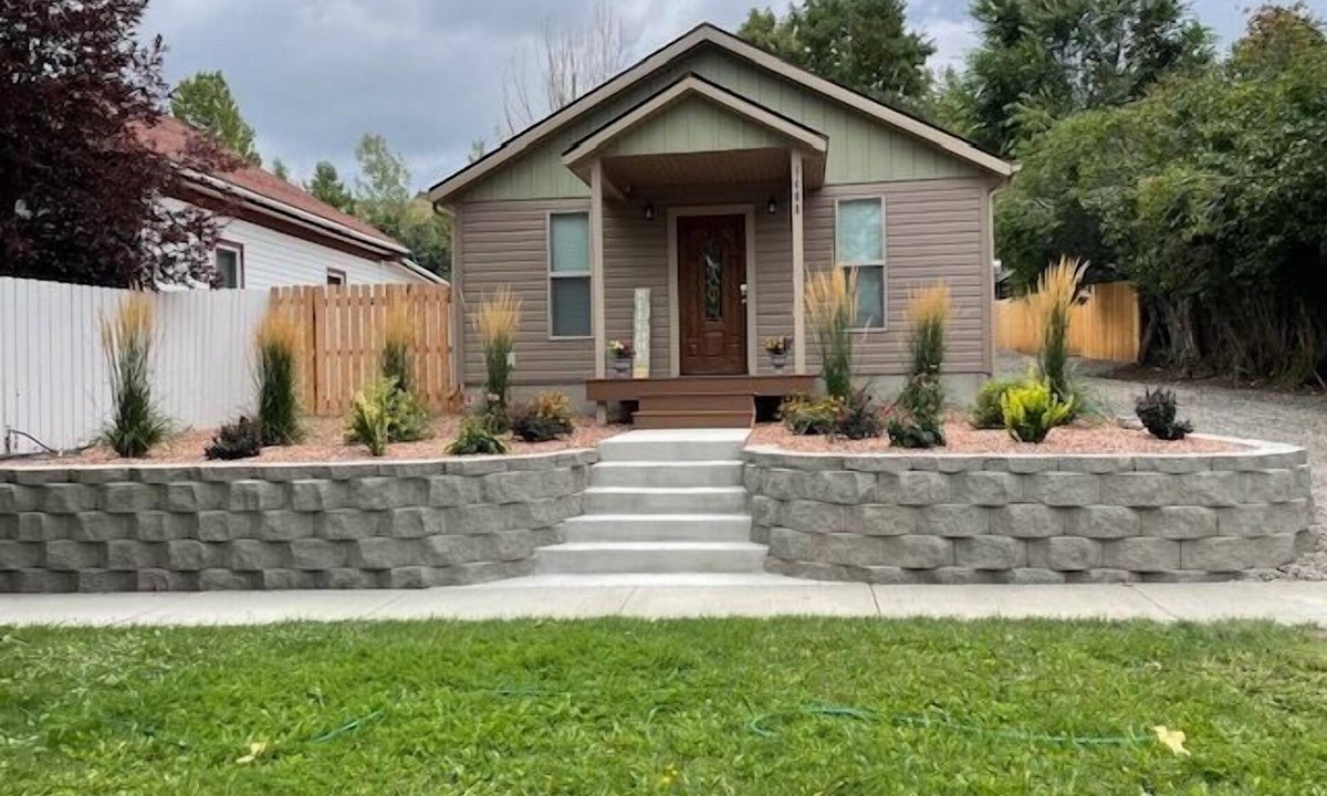 Cody House | Hillside Cottage- Backyard Oasis, Serene Interior, walk to historic Downtown Cody
