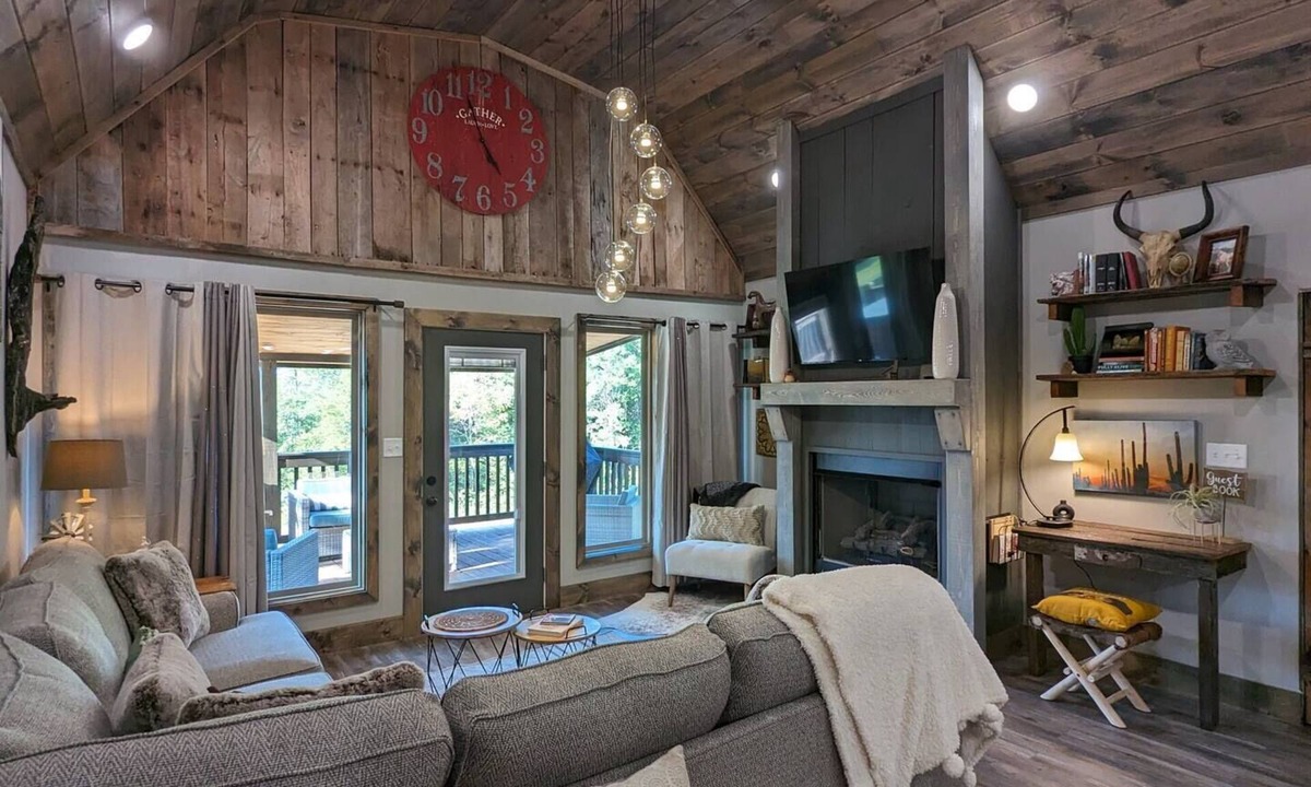 Marble Falls Cabin | Historic 2 BR Cabin w Hot Tub near Buffalo River!