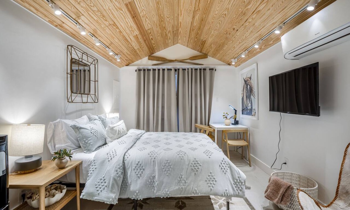 Greater Heights Apartment | Historic Heights Rustic Urban - 5 km from FIFA Fest