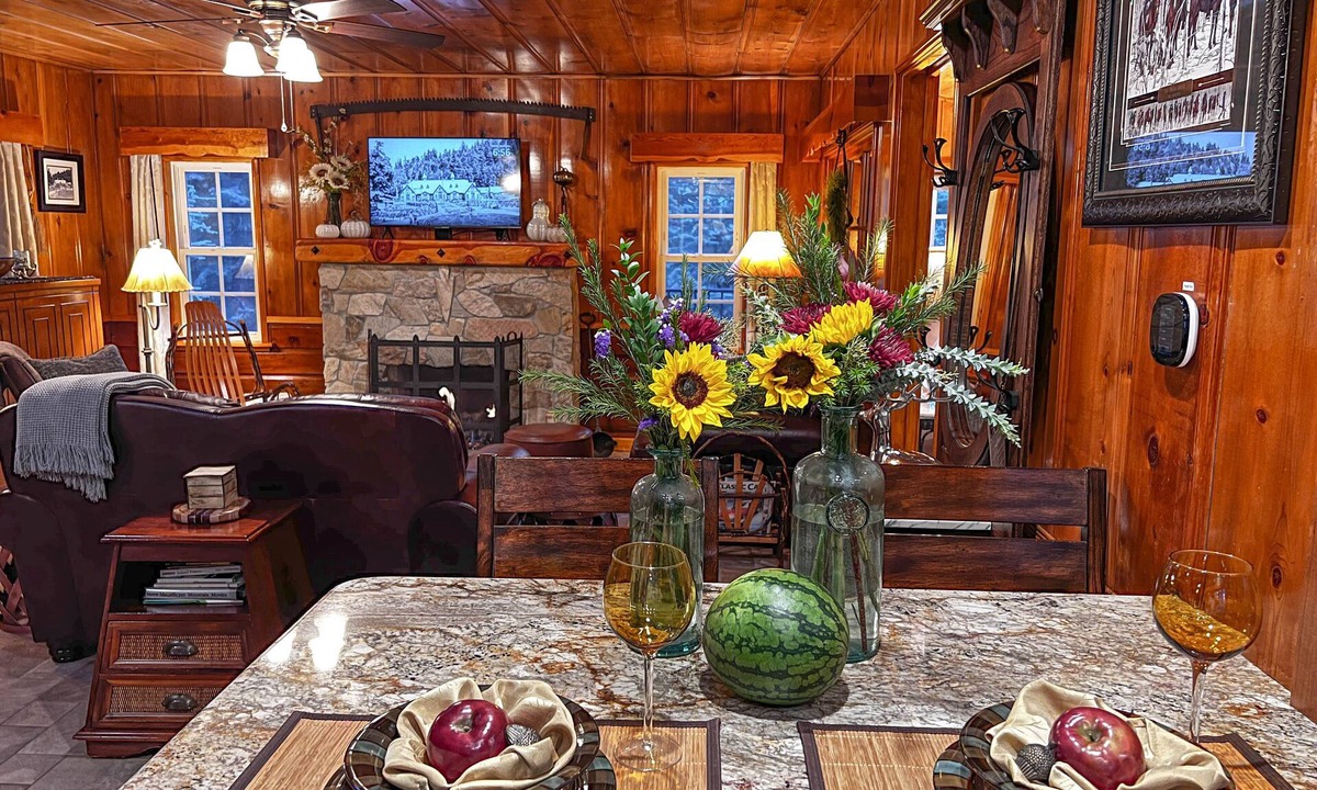 Arrowhead Villas Cabin | Historic Hershey Cabin, Most 10 Star Reviews, Romantic, Just for 2, Immaculate