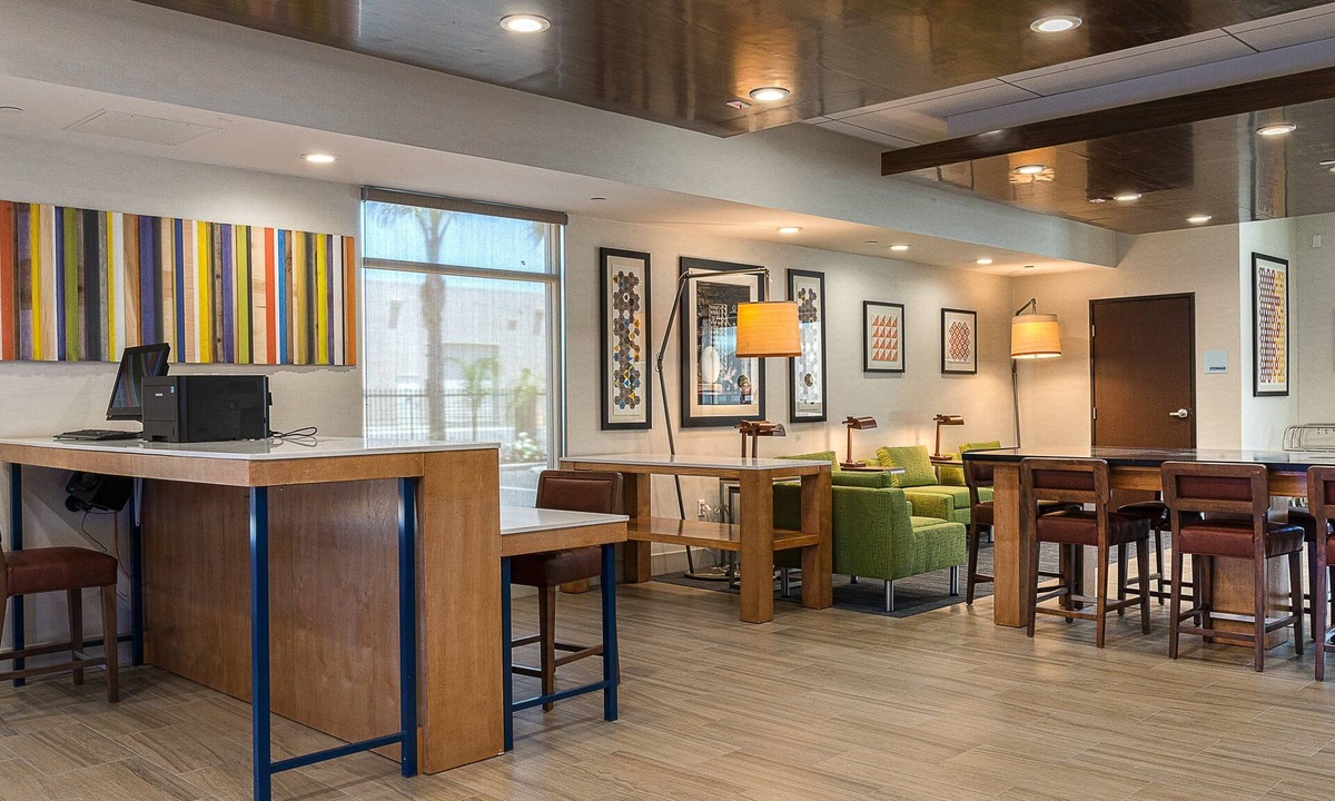 Northwest Anaheim Hotel | Holiday Inn Express Fullerton - Anaheim by IHG