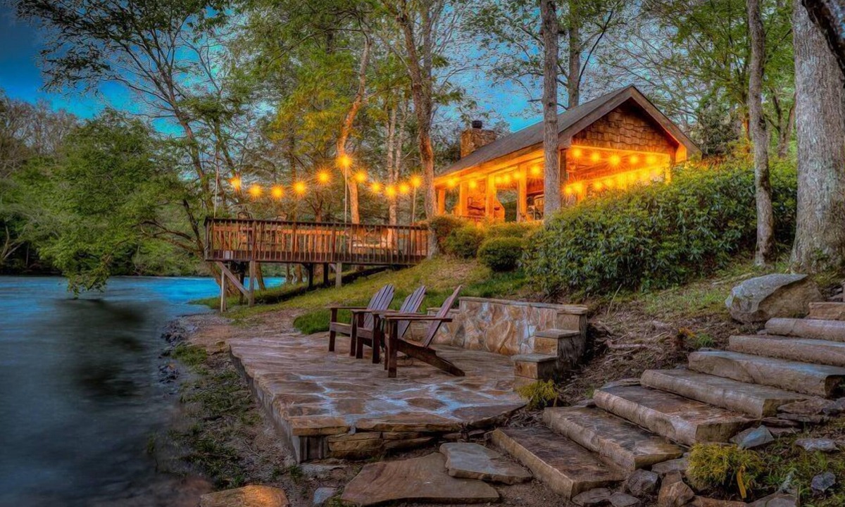 Mineral Bluff Cabin | Hooked on Toccoa- River Front | Outdoor Fireplace | Screened Porch | Toccoa River