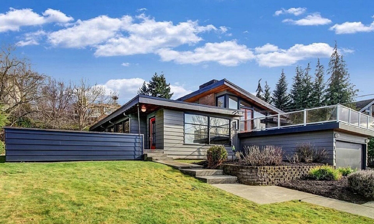 Tacoma House | Hosting Soccer game guests in beach town. LightRail direct to Stadium !