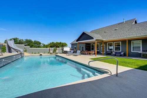 Gleed House | Hot Tub & Seasonal Pool: Remarkable Yakima Getaway